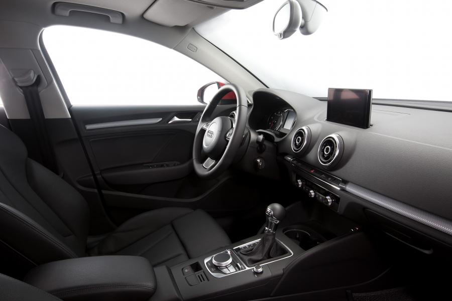 Интерьер Audi A3 Sedan 1.8 T (8V) 2014 года  (фото 15 из 30)